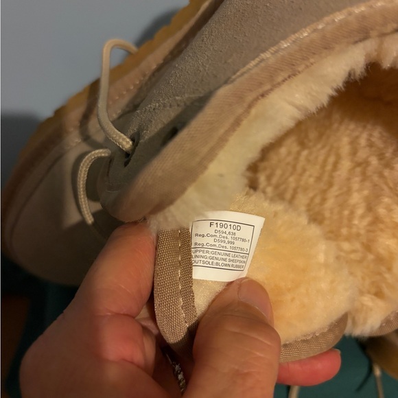 UGG Men's/Women’s Cream Chukka Boots - Picture 10 of 11